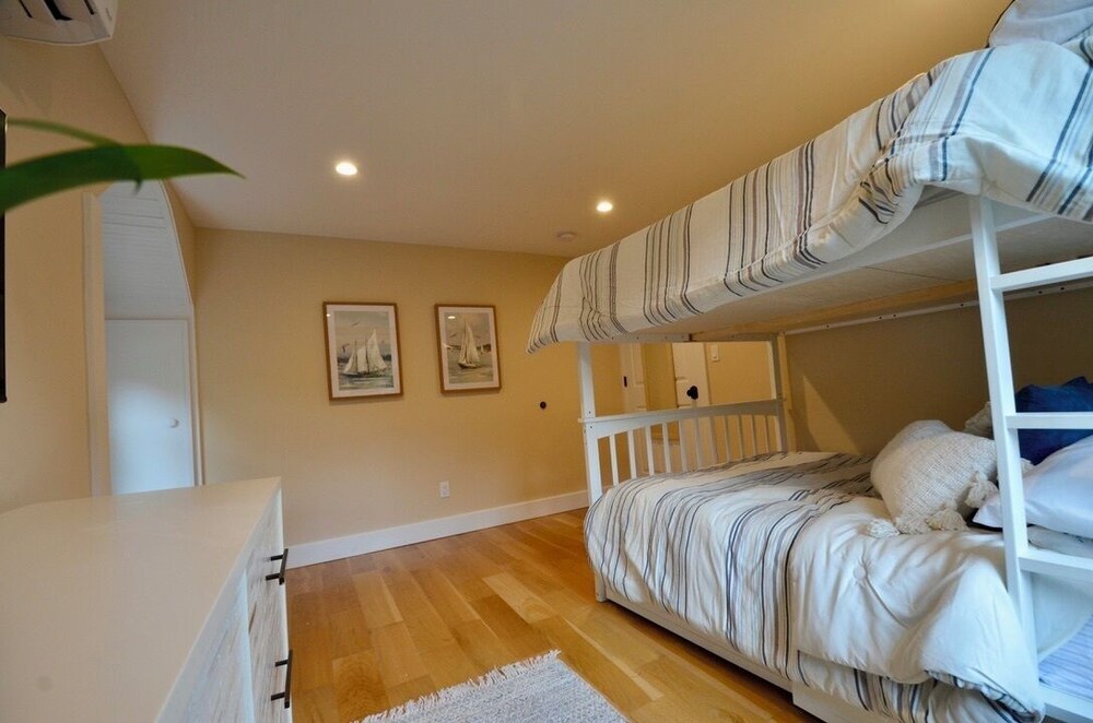 Charming 3bedroom house with on Goose Creek in Southold