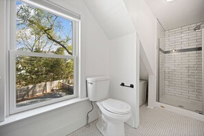 Hair dryer, towels, soap, toilet paper - Charming waterfront, 3-bedroom house on Goose Creek in welcoming Southold (Southold)