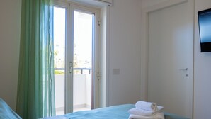 Comfort Room, 1 Large Twin Bed, Non Smoking, Private Bathroom (PilaRoom) | 1 bedroom, down comforters, memory foam beds, in-room safe - Pellarooms Quality B&B (Reggio Calabria)
