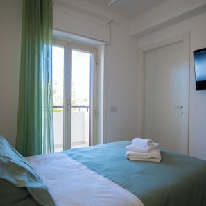 Comfort-rum - 1 semidubbelsäng - icke-rökare - privat badrum (PilaRoom) | 1 sovrum, duntäcken och memory foam-madrasser