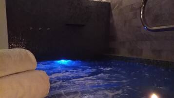 Sauna, tab panas, bilik wap, urut tuaman batu, urutan tisu mendalam