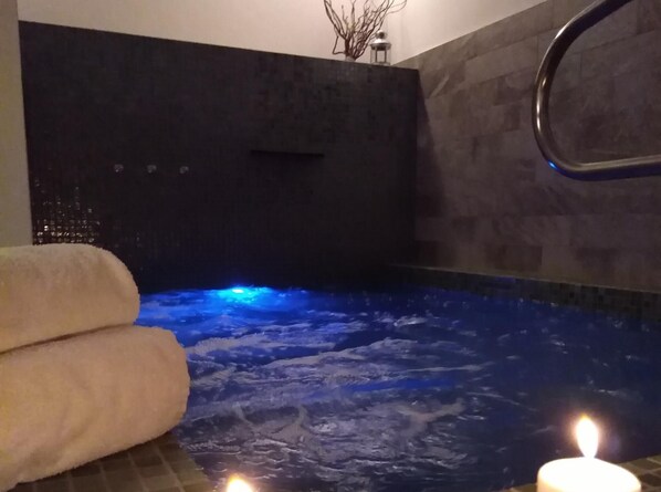 Sauna, bain à remous, hammam, massages aux pierres chaudes