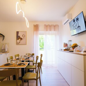 Petit déjeuner complet compris tous les jours