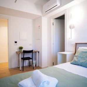 ห้องคอมฟอร์ท, เตียงเดี่ยวขนาดใหญ่ 1 เตียง, ปลอดบุหรี่, ห้องน้ำส่วนตัว (PilaRoom) | 1 ห้องนอน, ผ ้านวมขนเป็ด, เตียงเมมโมรีโฟม, ตู้นิรภัยในห้องพัก