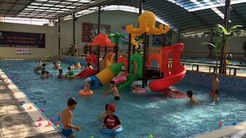 Piscina interna com diversas estruturas de recreação aquática, incluindo toboáguas.