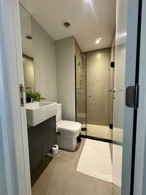 Shower, hair dryer, towels - OSCAR FREIRE, LARGE, BRIGHT, COMPLETE APARTMENT, SUBWAY NEXT DOOR. (Pinheiros São Paulo)