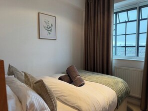 2 slaapkamers, een strijkplank/strijkijzer, gratis wifi, beddengoed