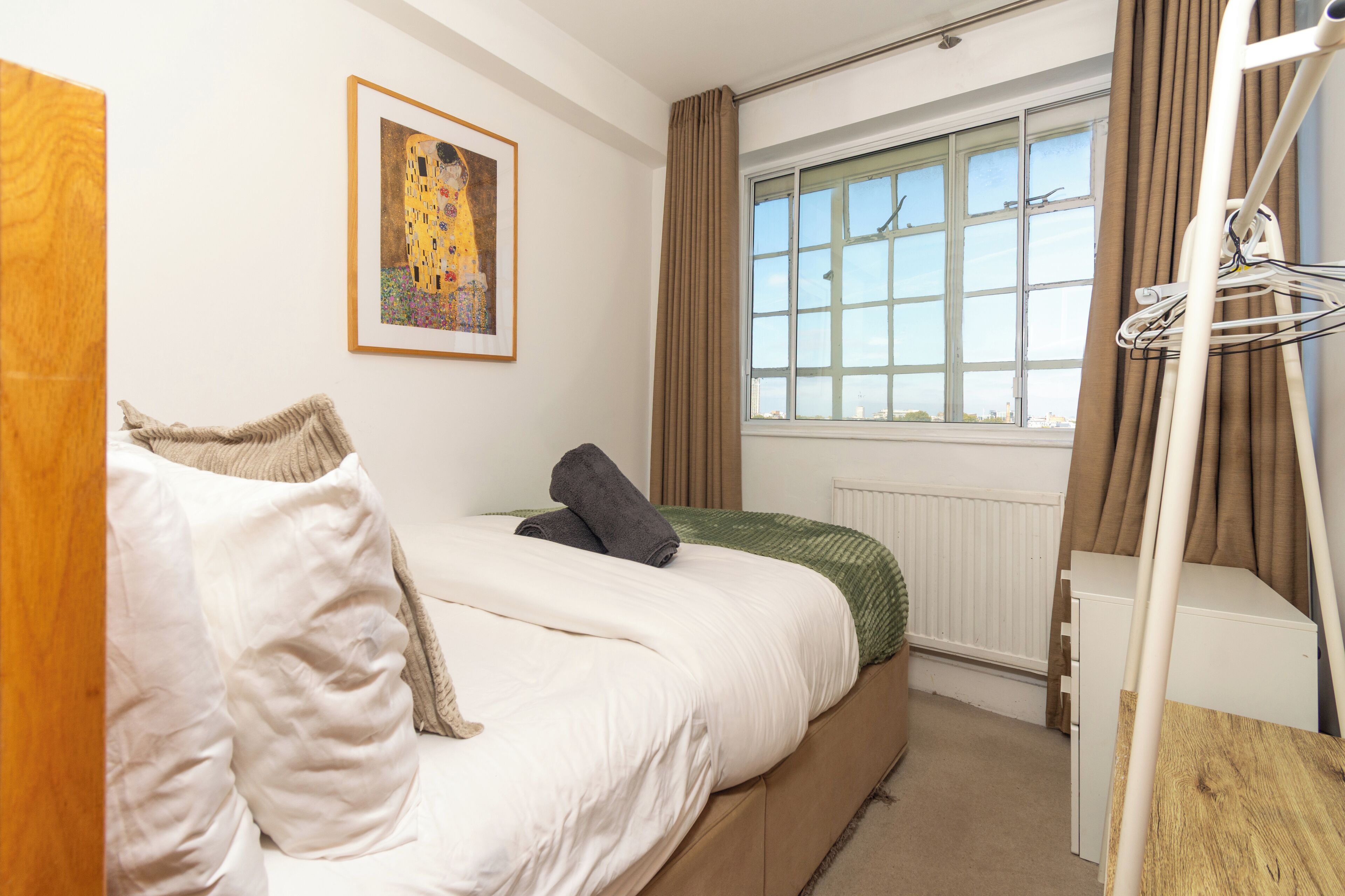 2 bedrooms, iron/ironing board, internet, bed sheets