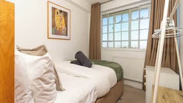 2 bedrooms, iron/ironing board, internet, bed sheets