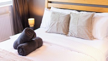 2 bedrooms, iron/ironing board, internet, bed sheets