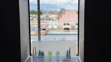 Ein Fenster mit Blick auf Gebäude und einen klaren Himmel.