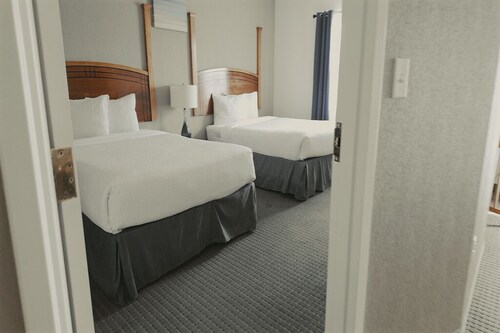 Hotel suite with AC, WiFi, fitness room in welcoming Wilkes-Barre
