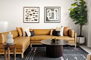 Televisión, chimenea y estéreo