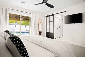 3 habitaciones, escritorio y tabla de planchar con plancha