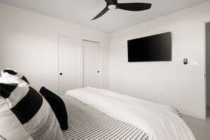 3 habitaciones, escritorio y tabla de planchar con plancha 