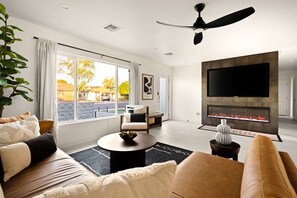 Télévision, cheminée, chaîne hi-fi