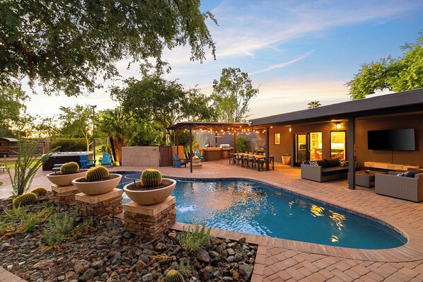 Alberca al aire libre y alberca climatizada