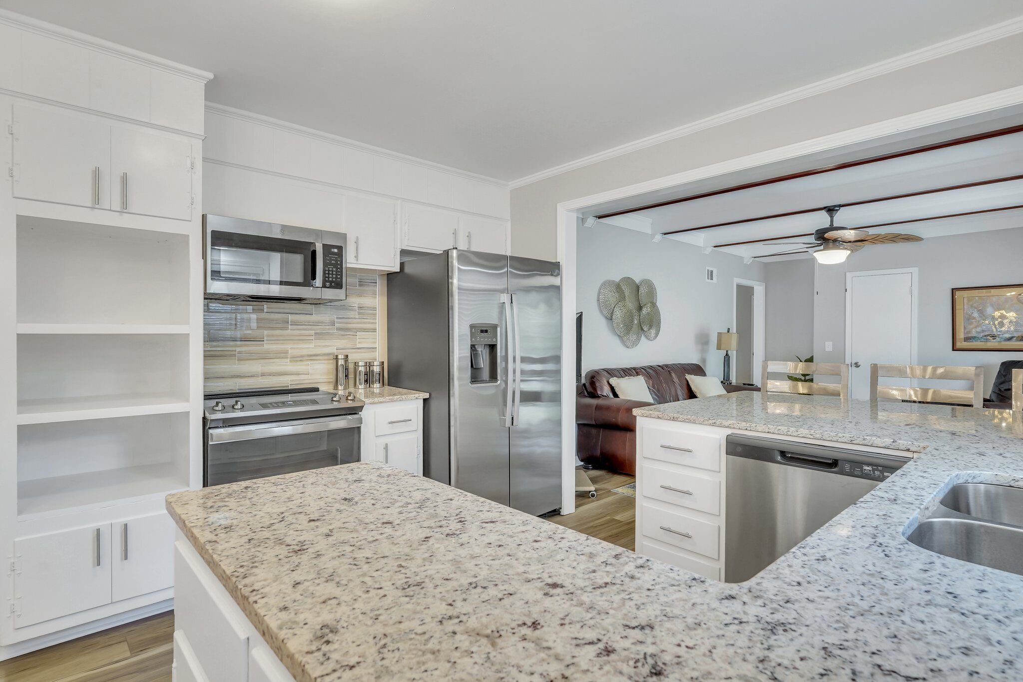 Mikrobølgeovn, ovn, kokeplater og oppvaskmaskin