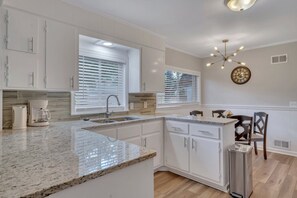 Micro-ondes, four, plaque de cuisson, lave-vaisselle