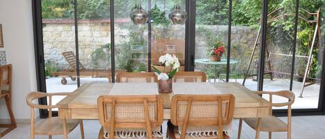 38-Zoll-Fernseher mit Satellitenempfang, Netflix, Streaming-Dienste