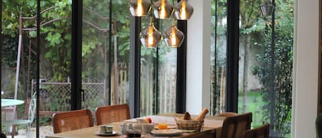 Free daily full breakfast