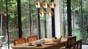 Free daily full breakfast