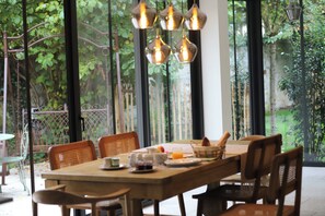 Free daily full breakfast 