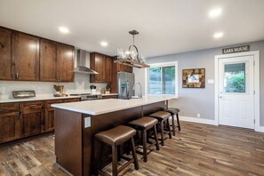 Fridge, oven, stovetop, dishwasher