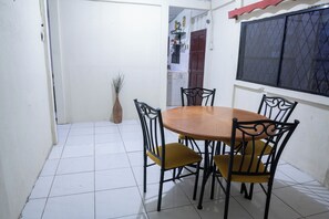 Outdoor dining - Lovely house with AC in charming Managua 1 bedroom room (Managua)