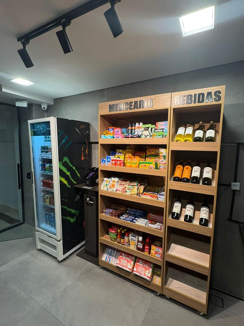 Un distributeur automatique et des étagères remplies d’en-cas et de boissons.