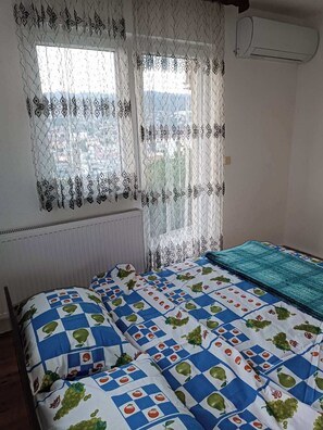 4 bedrooms, iron/ironing board, WiFi, bed sheets