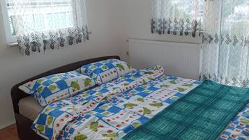 4 bedrooms, iron/ironing board, WiFi, bed sheets
