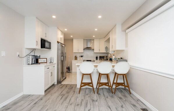 Mikrowelle, Ofen, Herdplatte, Geschirrspüler