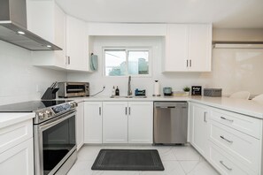 Micro-ondes, four, plaque de cuisson, lave-vaisselle