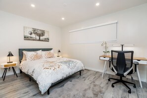 3 bedrooms, iron/ironing board, WiFi, bed sheets