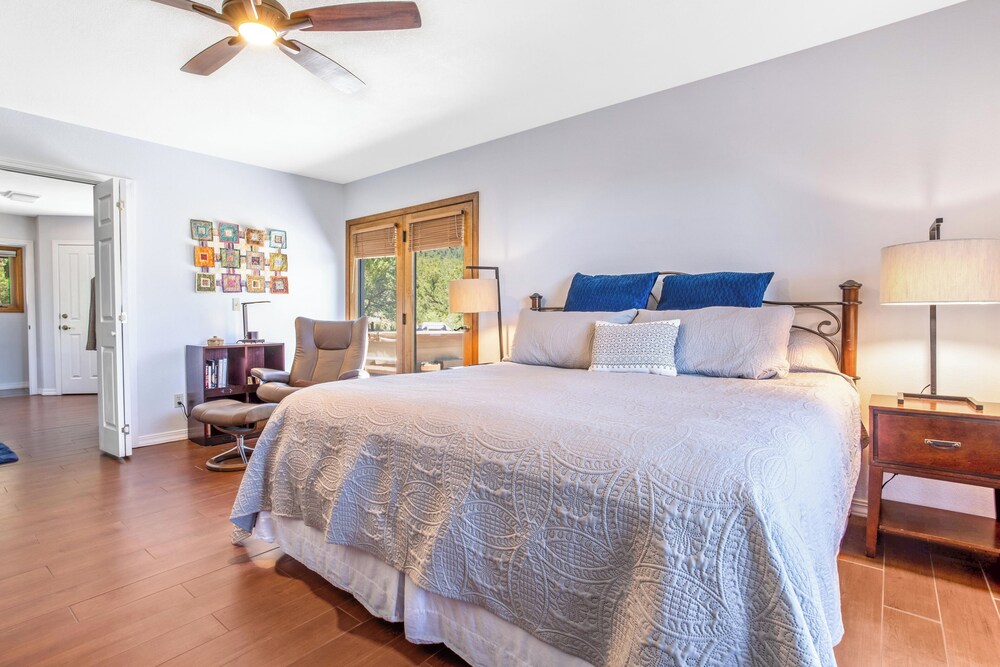 Showstopping views, hot tub, huge private lot, 5 minutes to downtown