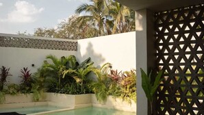 A pool area with lounge chairs, a small pool, and tropical plants. - Beautiful luxury villa in the heart of San Pancho, ideal for families and friends. (San Francisco)