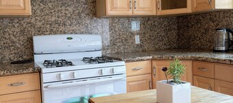 Stylish 2BR Home in LA close to, Universal Studios, Dodgers; AND Private Parking