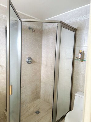Shower, hair dryer, towels, soap - Stylish 2BR Home in LA close to, Universal Studios, Dodgers; AND Private Parking (Glendale)