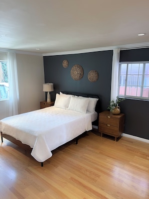 2 habitaciones, tabla de planchar con plancha, cuna de viaje y wifi