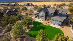 Une grande maison dotée d’une vaste pelouse, de nombreuses chambres et offrant une vue sur le paysage environnant.