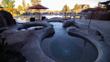 Alberca techada y alberca al aire libre