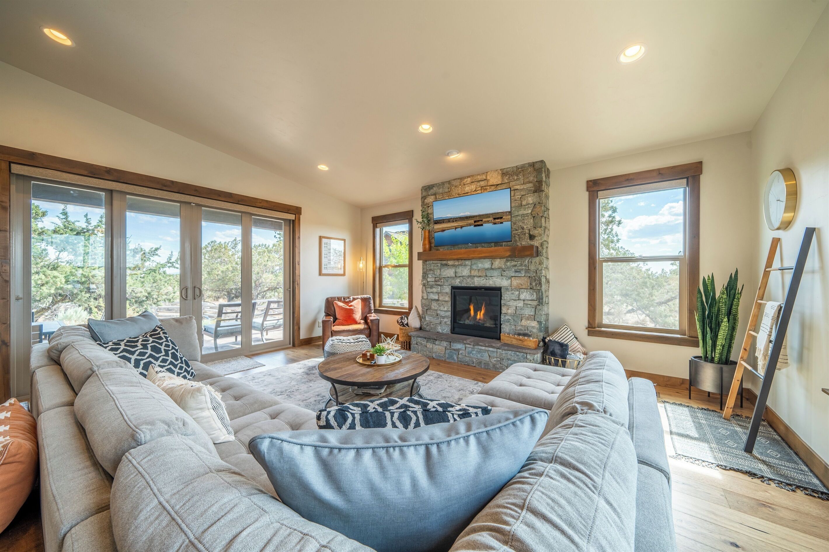 تلفزيون ذكي، مدفأة، تنس طاولة