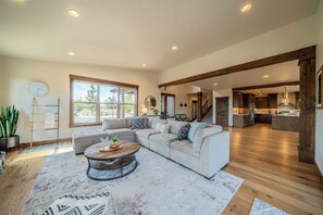 Een smart-tv, een open haard en een tafeltennistafel