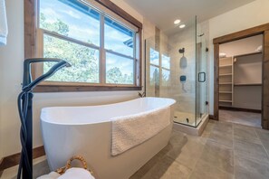Shower, towels - Brasada Quail Run - Sleeps 10, Bicycles, PingPong (Powell Butte)