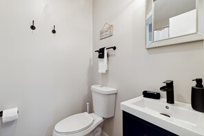 ヘアドライヤー、タオル、トイレットペーパー