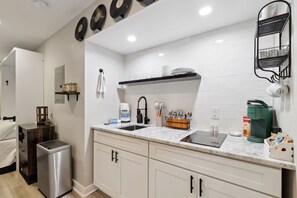 冷蔵庫、電子レンジ、コーヒー / ティーメーカー、トースター