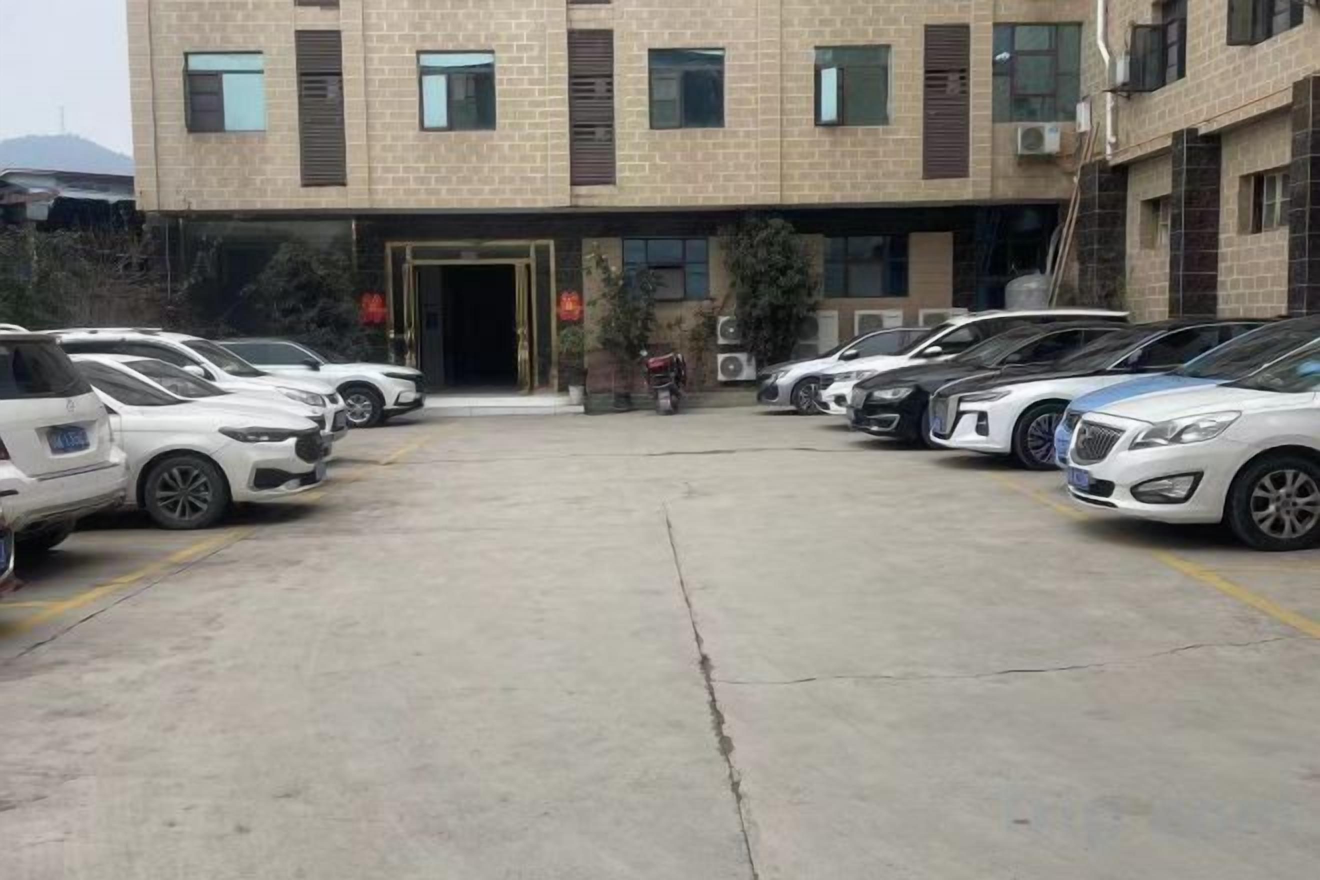 المنطقة المحيطة بالمنشأة