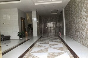 Gambar tidak terklasifikasi, 2 dari 13, tombol