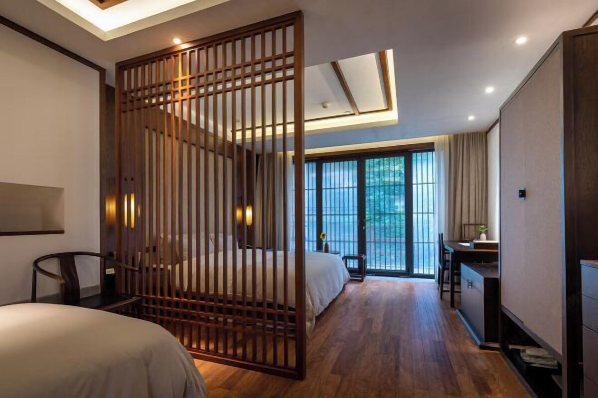 Cribs/infant beds